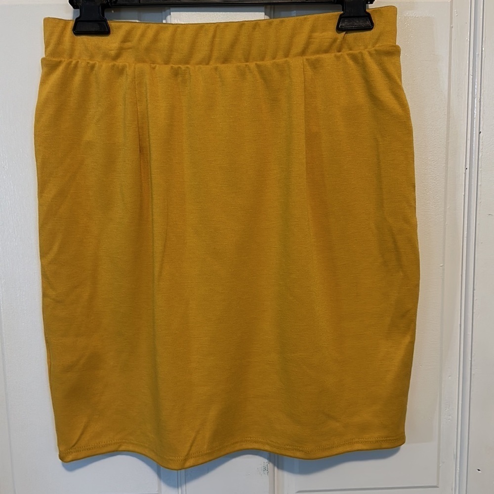 Le Lis pull on Knit Skirt, Mustard yellow size medium soft, stretchy, and cute! - Picture 5 of 9